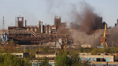 Ukraine-Krieg: Rauch steigt während des Beschusses aus dem Stahlwerk Azovstal in Mariupol auf. / © Alexei Alexandrov/AP (dpa)