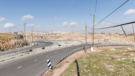 Getrennte Straße in der Judäischen Wüste / © Andrea Krogmann (KNA)