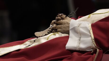 Aufbahrung Benedikt XVI. (dpa)