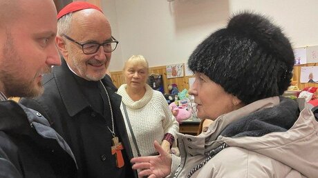 Kardinal Czerny mit Ukraine-Flüchtlingen (VM)