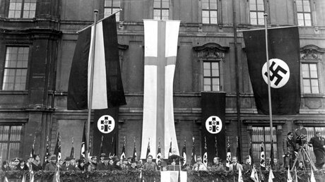 Deutsche Christen: Feier zum Luthertag vor dem Berliner Schloss 1933 (Bundesarchiv)