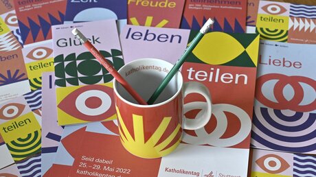 Flyer und Becher mit Bleistiften des 102. Deutschen Katholikentags in Stuttgart / © Gerhard Baeuerle (epd)