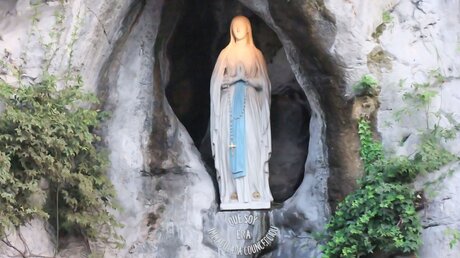 Madonnenstatue in Lourdes, Frankreich / © Ballygally View Images (shutterstock)