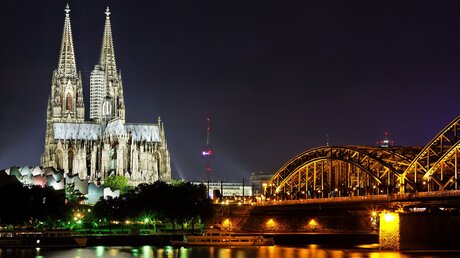 Blick auf den Kölner Dom bei Nacht / © Barone Firenze (shutterstock)