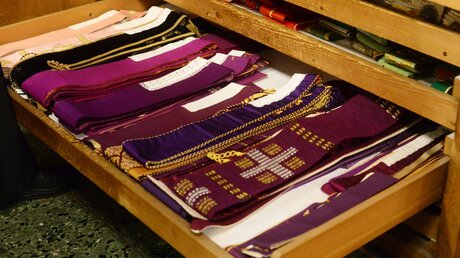 Stolen in allen liturgischen Farben lagern in den Schubladen der Domsakristei. / © Beatrice Tomasetti (DR)