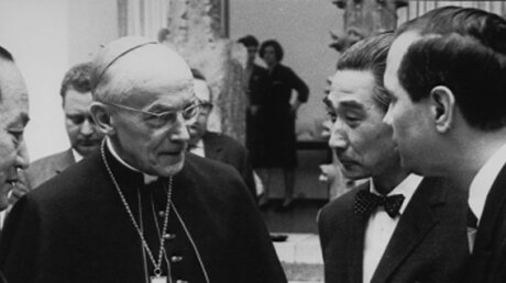 Kardinal Josef Frings (m.) mit dem japanischen Architekten Kenzo Tange (2.v.r.), 1965 / © N.N. (KNA)
