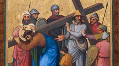 Kreuzweg: Simon von Cyrene hilft Jesus das Kreuz tragen (KNA)
