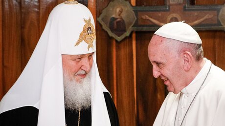 Kyrill I. und Papst Franziskus (Archiv) / © Paul Haring/CNS photo (KNA)