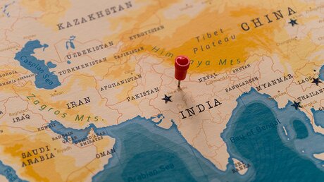 Landkarte von Indien im Weltatlas / © hyotographics (shutterstock)