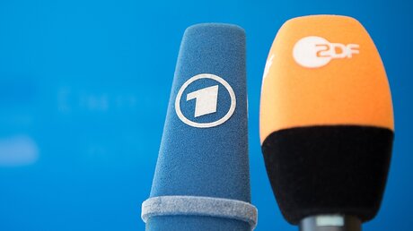 Mikrofone von ARD und ZDF / © Soeren Stache (dpa)