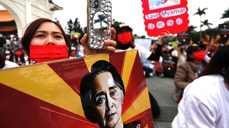 Myanmar: Demonstranten halten Portraits von Aung San Suu Kyi hoch / © Daniel Ceng Shou-Yi (dpa)