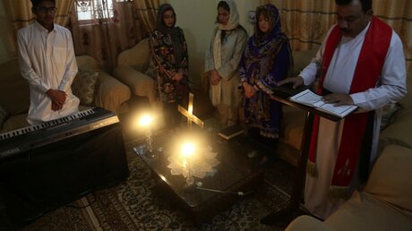 Pakistanische Christen feiern wegen Corona-Maßnahmen zu Hause Gottesdienst / © Fareed Khan (dpa)