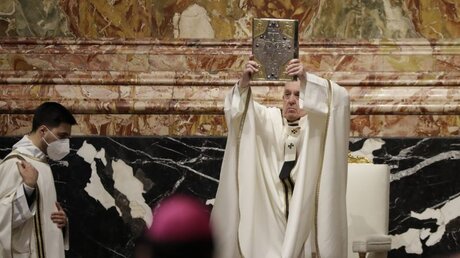 Papst Franziskus feiert Messe zum Gründonnerstag im Vatikan / © Andrew Medichini (dpa)