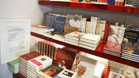 Papstbücher in einer Buchhandlung / © Romano Siciliani (KNA)
