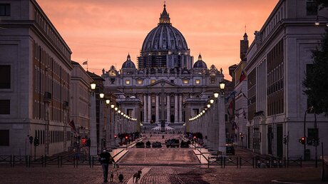 Petersdom in der Abenddämmerung / © Cristian Gennari/Romano Siciliani (KNA)