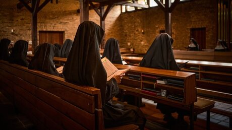 Symbolbild Ordensfrauen im Gottesdienst / © Jannis Chavakis (KNA)