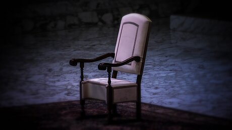 Leerer Stuhl: Auf dem sitzt der Papst bei seiner Generalaudienz / © Evandro Inetti (dpa)