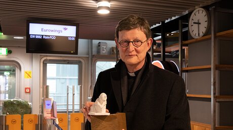 Kardinal Woelki mit Gastgeschenk / © Hirschbeck (Erzbistum Köln)