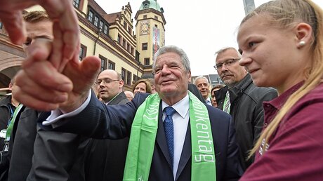 Bundespräsident Gauck mischt sich unters Volk / © Hendrik Schmidt (dpa)