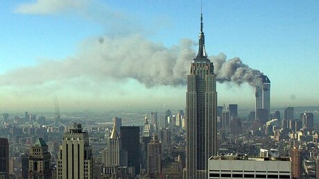 11.09.2001, USA, New York: Rauchschwaden ziehen über die Skyline von New York City / © Patrick Sison (dpa)