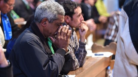 Katholiken im Gebet während eines Gottesdienstes (KNA)