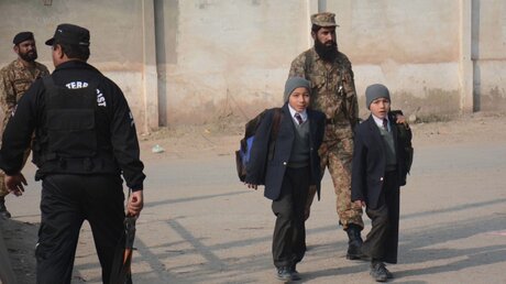 Gerettet: Schüler nach der Geiselnahme in Peshawar (dpa)