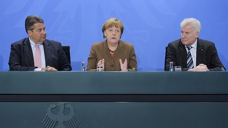 Einigten sich auf die Eckpunkte eines Integrationgesetzes: Sigmar Gabriel, Angela Merkel und Horst Seehofer (v.l.n.r.) / © Rainer Jensen (dpa)
