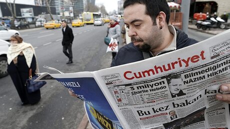 Türkische Zeitung Cumhuriyet erhält Alternativen Nobelpreis / © Tolga Bozoglu (dpa)