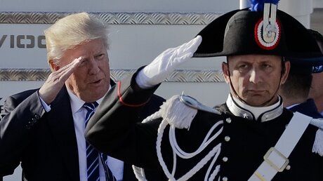 US-Präsident Donald Trump salutiert neben einem Carabiniere / © Andrew Medichini (dpa)