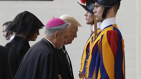 Vorbei an der Schweizer Garde: US-Präsident Trump besucht den Vatikan  / © Gregorio Borgia (dpa)