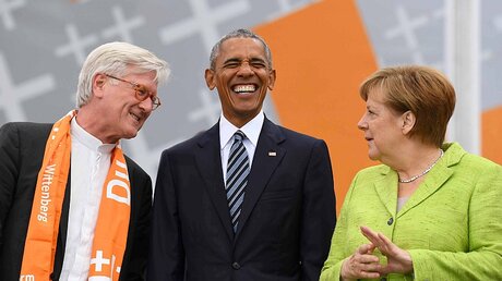 Gute Laune: Bedford-Strohm, Obama und Merkel  auf dem Evangelischen Kirchentag 2017 / © Ralf Hirschberger (dpa)