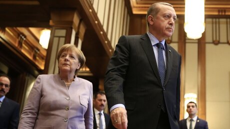  Bundeskanzlerin Angela Merkel und der türkische Präsident Recep Tayyip Erdogan / © Lefteris Pitarakis (dpa)