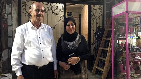 Wedad Haschim und ihr Mann Abdel Rasak al-Najim in Kairo / © Benno Schwinghammer (dpa)