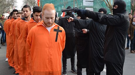 Symbolische Tötung von Christen durch den IS / © Gerlinde Pfirsching (KNA)