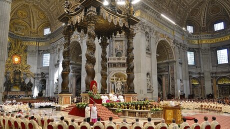 16 Männer wurden durch den Papst zu Priestern geweiht / © Paolo Galosi/Romano Siciliani (KNA)