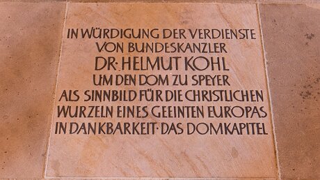 Gedenktafel für Helmut Kohls Verdienste um den Speyerer Dom / © Elisabeth Schomaker (KNA)