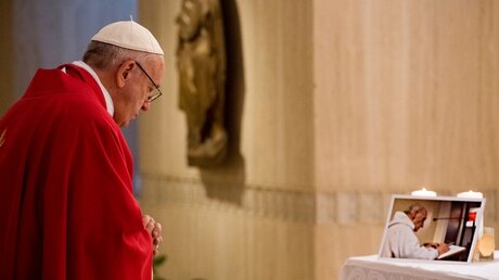 Papst Franziskus feiert in seiner Hauskapelle einen Gottesdienst für den von Islamisten ermordeten französischen Priester Jacques Hamel am 14. September 2016 im Vatikan. (KNA)
