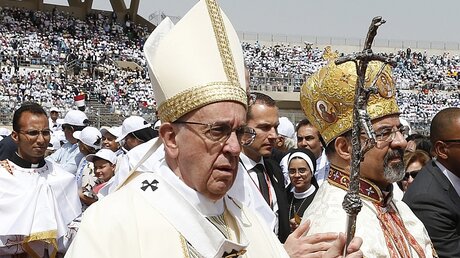  Papst Franziskus auf dem Weg zur Abschlussmesse in Kairo / © Paul Haring/CNS photo (KNA)