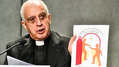  Kurienerzbischof Rino Fisichella stellt die Botschaft des Papstes zum katholischen "Welttag der Armen" vor / © Cristian Gennari (KNA)