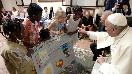 Weltflüchtlingstag: Papst Franziskus trifft Flüchtlinge / © Osservatore Romano/Romano Siciliani (KNA)
