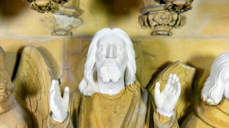 Eine Jesusstatue in der Fassade des Michaelsportals des Kölner Doms hat bei Restaurierungsarbeiten 2017 neue Hände und einen neuen Kopf erhalten.  / © Opitz (KNA)