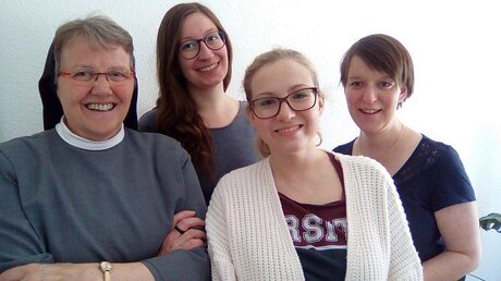 Sr. Katharina mit einigen Studentinnen vor der Wanderung / © Schwester Katharina Hartleib (privat)