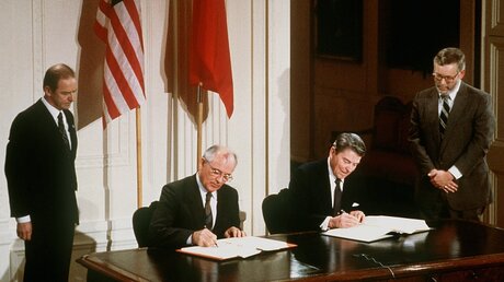 1987: Reagan und Gorbatschow unterzeichnen INF-Rüstungsvertrag  / © Photoreporters (dpa)