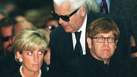 1997, Italien, Mailand: Diana, Prinzessin von Wales, Karl Lagerfeld und der britische Pop-Star Elton John / © Luca Bruno (dpa)