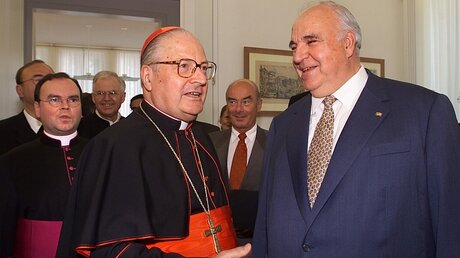2001: Kardinalstaatssekretär Angelo Sodano (l.) und Altbundeskanzler Helmut Kohl / © Harald Oppitz (KNA)