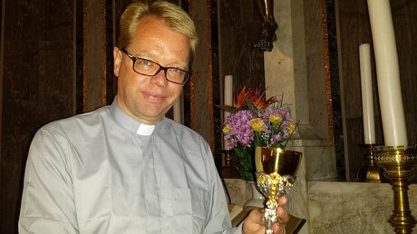 Pfarrer Jens Martin Kruse mit dem Geschenk des Papstes / © Renardo Schlegelmilch (DR)