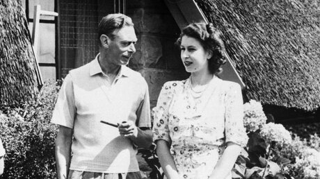 21.04.1947, Südafrika: Der britische König Georg VI. und seine Tocher, die damalige Prinzessin Elizabeth / © Pa/PA Wire (dpa)