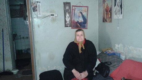 Eine Frau in ihrer Wohnung in Aleppo / © Kirche in Not (KiN)