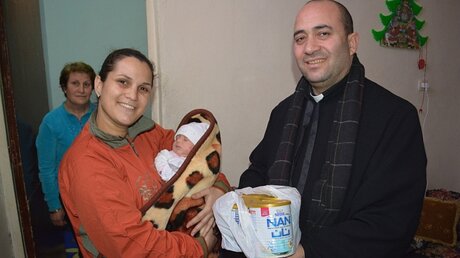 Eine syrische Mutter erhält Baby-Nahrung für ihr Kind / © Kirche in Not (KiN)