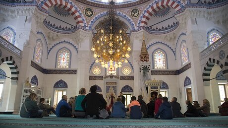 Besucher in einer Berliner Moschee (dpa)